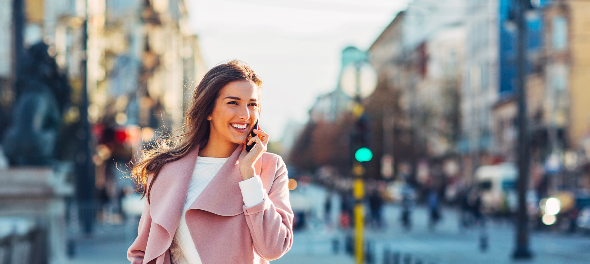 Una manager al telefono: lo smartphone aziendale semplifica il lavoro